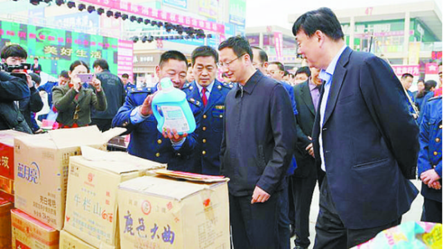 項(xiàng)城市消協(xié)、市工商局舉行國(guó)際消費(fèi)者權(quán)益日宣傳活動(dòng)