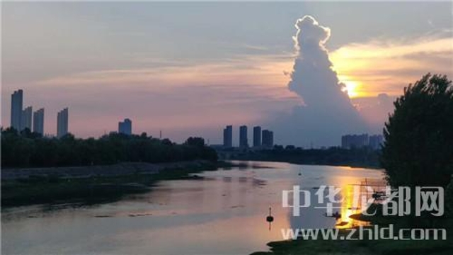 為了這朵云，周口人聚集在大慶路橋上……