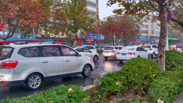 雨中道路擁堵，市民可繞行！