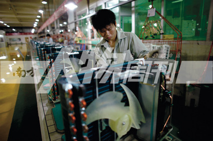2010年5月10日，珠海格力電器工廠里，工人正在流水線上生產(chǎn)家用空調(diào)（方迎忠）