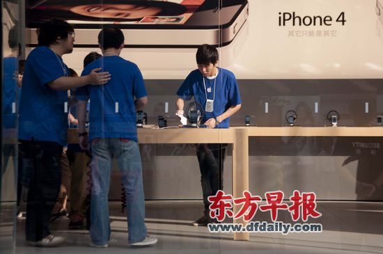 不少蘋果零售店柜臺人員說,現(xiàn)在iPhone 4很缺貨。早報記者 王炬亮 實習生 楊深來 圖 不少蘋果零售店柜臺人員說,現(xiàn)在iPhone 4很缺貨。早報記者 王炬亮 實習生 楊深來 圖