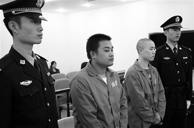 吳澤西（光頭者）與雷雨聲在庭上受審。通訊員 李森 攝
